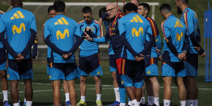 Luis de la Fuente, en el entrenamiento de este jueves. EFE / Rodrigo Jimenez