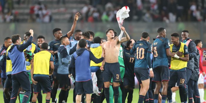 Jugadores de la selección de Ecuador celebran este martes su clasificación anticipada al Mundial de 2026 tras igualar sin goles con Perú en el estadio Nacional del Perú (Perú). EFE/ Paolo Aguilar