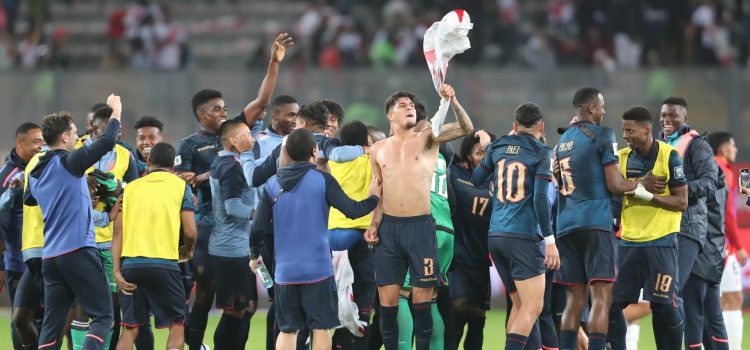 Jugadores de la selección de Ecuador celebran este martes su clasificación anticipada al Mundial de 2026 tras igualar sin goles con Perú en el estadio Nacional del Perú (Perú). EFE/ Paolo Aguilar