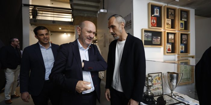 El presidente de la Real Federación Española de Fútbol, Rafael Louzán (c), recorre la exposición ‘Cuando España jugó en México’ este miércoles, en Ciudad de México (México). EFE/ Sáshenka Gutiérrez