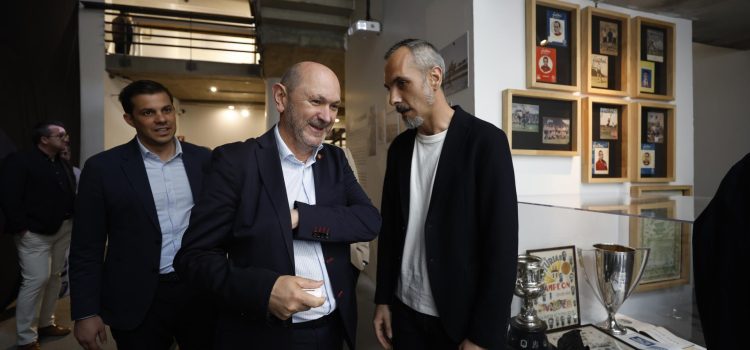 El presidente de la Real Federación Española de Fútbol, Rafael Louzán (c), recorre la exposición ‘Cuando España jugó en México’ este miércoles, en Ciudad de México (México). EFE/ Sáshenka Gutiérrez