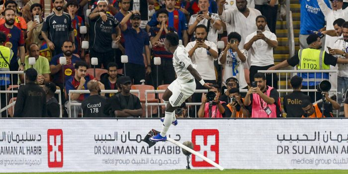 El delantero brasileño del Real Madrid, Vinicius Jr., celebra el primer gol del equipo madridista durante el encuentro de la final de la Supercopa de España entre el FC Barcelona y el Real Madrid, este domingo en el estadio Ciudad Deportiva del Rey Abdalá de Yeda (Arabia Saudí). EFE/ Kai Försterling