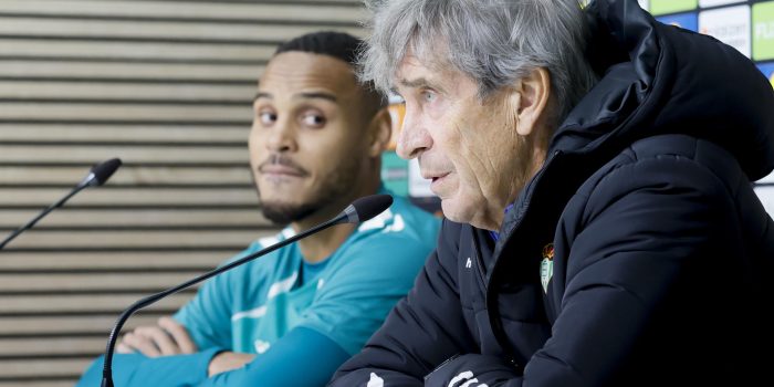 El entrenador del Betis, el chileno Manuel Pellegrini y el jugador Natan Bernardo de Souza durante la rueda de prensa este miércoles, previa al partido de Liga Europa ante el Feyenoord holandés. EFE/ Jose Manuel Vidal
