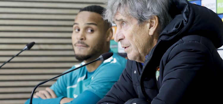 El entrenador del Betis, el chileno Manuel Pellegrini y el jugador Natan Bernardo de Souza durante la rueda de prensa este miércoles, previa al partido de Liga Europa ante el Feyenoord holandés. EFE/ Jose Manuel Vidal