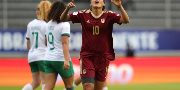 La creativa venezolana Joemar Guarecuco celebra su gol, el tercero de la vapulead por 7-1 que propinaron este sábado, en la tercera fecha del Grupo B de la Copa América a Bolivia en partido jugado en el  estadio Gonzalo Pozo Ripalda de Quito. EFE/ José Jácome