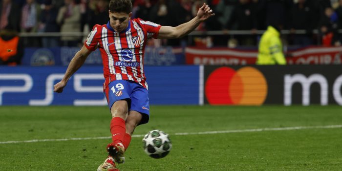El delantero argentino del Atlético de Madrid Julián Álvarez, en su lanzamiento en la tanda de penaltis durante el partido de vuelta de los octavos de final de la Liga de Campeones ante el Real Madrid. EFE/JJ Guillén