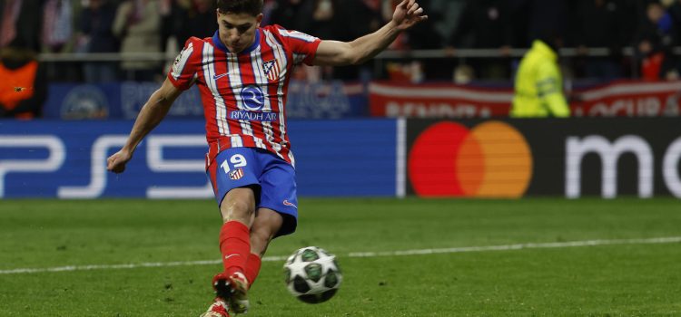 El delantero argentino del Atlético de Madrid Julián Álvarez, en su lanzamiento en la tanda de penaltis durante el partido de vuelta de los octavos de final de la Liga de Campeones ante el Real Madrid. EFE/JJ Guillén