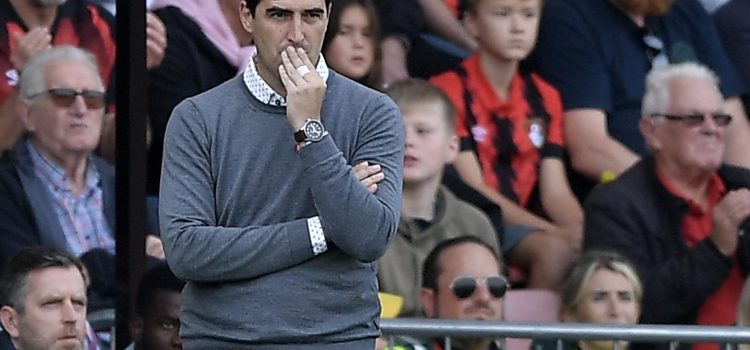 El español Andoni Iraola, entrenador del Bournemouth inglés. EFE/EPA/VINCE MIGNOTT