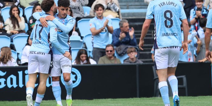 El delantero del Celta de Vigo Hugo Álvarez (2i) celebra con su compañero Javi Rueda (i) tras marcarle el 1-0 al Elche durante el partido de LaLiga disputado este domingo en el Estadio Abanca-Balaídos de Vigo. EFE/ Salvador Sas