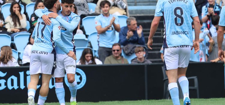 El delantero del Celta de Vigo Hugo Álvarez (2i) celebra con su compañero Javi Rueda (i) tras marcarle el 1-0 al Elche durante el partido de LaLiga disputado este domingo en el Estadio Abanca-Balaídos de Vigo. EFE/ Salvador Sas