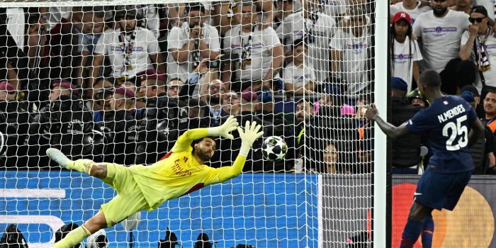 El portero del Arsenal David Raya. EFE/EPA/Robert Hegedus