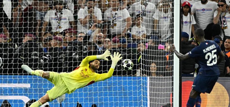 El portero del Arsenal David Raya. EFE/EPA/Robert Hegedus