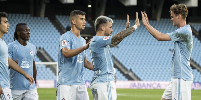 El jugador del Celta de Vigo Carles Pérez (2d) celebra su gol con varios compañeros durante el partido del Trofeo Memorial Quinocho celebrado en el estadio Balaidos de Vigo entre el Celta y el Olympique de Lyon​. EFE/Brais Lorenzo