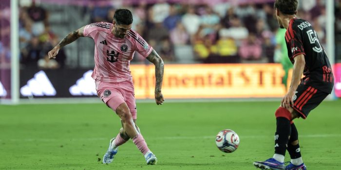 Fotografía de archivo de Rodrigo de Paul (i), del Inter Miami. EFE/EPA/CRISTOBAL HERRERA-ULASHKEVICH