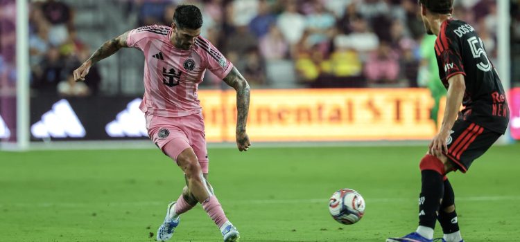 Fotografía de archivo de Rodrigo de Paul (i), del Inter Miami. EFE/EPA/CRISTOBAL HERRERA-ULASHKEVICH