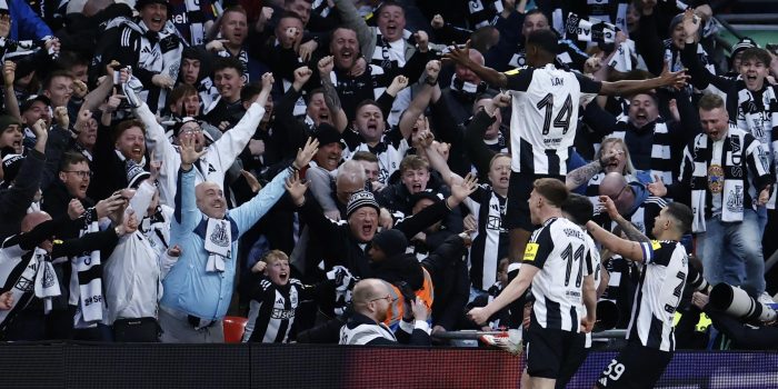 El delantero sueco Alexander Isak (d), del Newcastle United, celebra el 0-2 durante el partido de la EFL Cup Finalque han jugado Liverpool FC y Newcastle United, en Londres, Reino Unido. EFE/EPA/TOLGA AKMEN