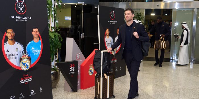 El técnico del Real Madrid, Xabi Alonso, a su llegada hoy martes al aeropuerto de Yeda donde disputaran el próximo jueves la segunda semifinal de la Supercopa de España frente al Atlético de Madrid. EFE / Ángel Martínez / RFEF. ***SOLO USO EDITORIAL / SOLO USO DISPONIBLE PARA ILUSTRAR LA NOTICIA QUE ACOMPAÑA/ (CRÉDITO OBLIGATORIO)***