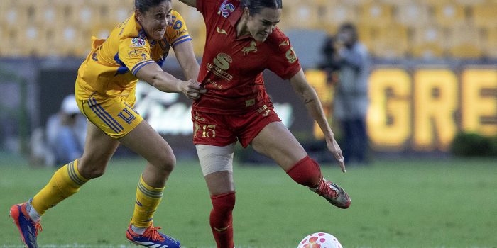 Jimena López (i), de Tigres, disputa un balón con Jasmine Casarez (c), de Juárez, durante un partido de vuelta de los cuartos de final de la Liga MX Femenil entre Tigres y Juárez en el estadio Universitario, en San Nicolás de los Garza Nuevo León (México). EFE/Antonio Ojeda