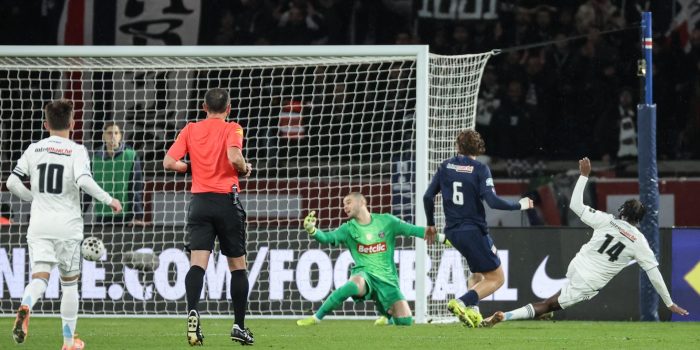 Jonathan Ikone marca el gol de la victoria del Parìs FC ante el PSG en los dieciseisavos de final de la Copa de Francia. EFE/EPA/CHRISTOPHE PETIT TESSON
