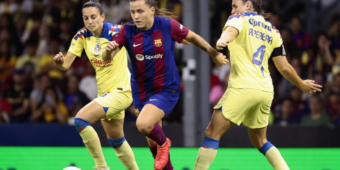 Aurelie Kaci (i) y Andrea Pereira (d) del América disputan el balón con Claudia Piña (c) de Barcelona durante un partido amistoso disputado en el Estadio Azteca de la Ciudad de México (México). EFE/ José Méndez