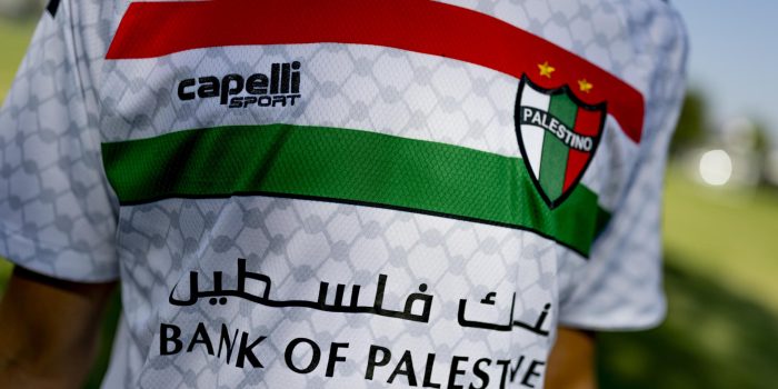 Tras casi dos años del inicio de la ofensiva israelí en Gaza, el Club Deportivo Palestino, uno de los históricos del fútbol chileno, ha experimentado un auge sin precedentes en sus ventas de camisetas, habiéndose cuadruplicado desde el año 2023, con un patente dominio de las ventas al extranjero. EFE/Cedida por Club Deportivo Palestino
