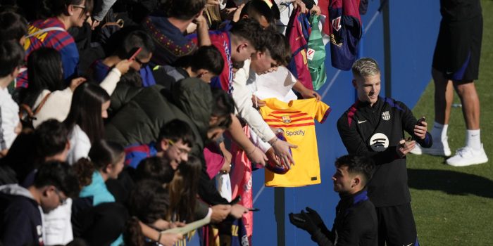Dani Olmo (d) durante el entrenamiento del primer equipo del FC Barcelona que se ha celebrado este domingo en el estadio Johan Cruyff con las puertas abiertas al publico. EFE/ Enric Fontcuberta