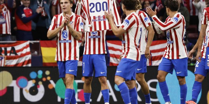 El delantero francés del Atlético de Madrid Antoine Griezmann (2i) celebra tras anotar el 3-0, su gol número 200, durante el partido de Liga de Campeones que Atlético de Madrid  y Eintracht de Fránkfurt disputan en el estadio Metropolitano, en Madrid. EFE/ Sergio Pérez