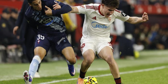 El centrocampista del Sevilla, Oso (d), disputa el balón ante el jugador noruego del Celta, Jones El-Abdellaoui, durante el encuentro correspondiente a la jornada 19 de Laliga EA Sports que disputaron hoy lunes Sevilla y Celta en el estadio Sánchez Pizjuán, en la capital andaluza. EFE / Julio Muñoz.