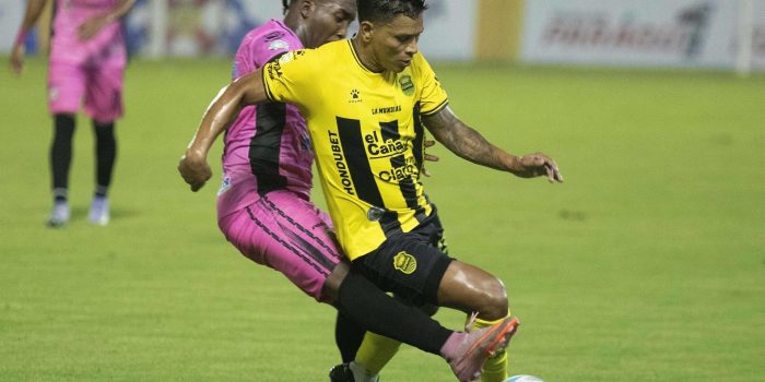 Brayan Moya (d), de Real España, disputa el balón con Jhon Suazo, de Choloma, este sábado en un partido de la Liga de Honduras jugado en el estadio Francisco Morazán, en San Pedro Sula. EFE/ José Valle