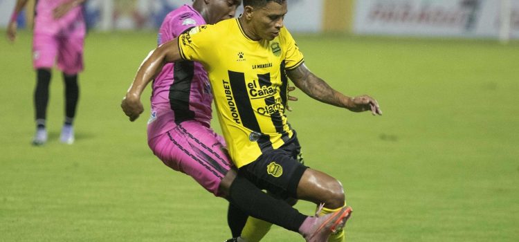 Brayan Moya (d), de Real España, disputa el balón con Jhon Suazo, de Choloma, este sábado en un partido de la Liga de Honduras jugado en el estadio Francisco Morazán, en San Pedro Sula. EFE/ José Valle