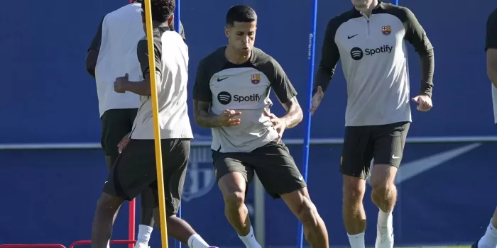 El jugador del FC Barcelona Joao Cancelo durante el entrenamiento que el equipo azulgrana ha realizado en la ciudad deportiva Joan Gamper para preparar el partido de LaLiga que el próximo domingo disputarán ante el Athletic de Bilbao. EFE/Alejandro García