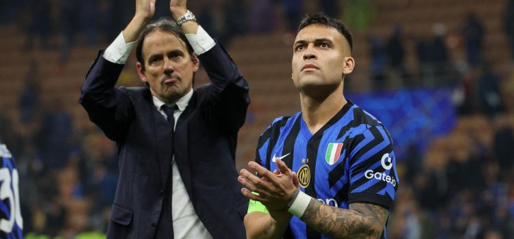 Simone Inzaghi, junto a Lautaro Martínez, tras vencer al Barcelona en la Liga de Campeones. EFE/EPA/Roberto Bregani