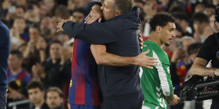 El entrenador del Barcelona, Hansi Flick (d), se abraza con Robert Lewandowski al ser sustituido, durante el partido de la jornada 37 de LaLiga que FC Barcelona y Real Betis disputan este domingo en el Camp Nou. EFE/Marta Pérez
