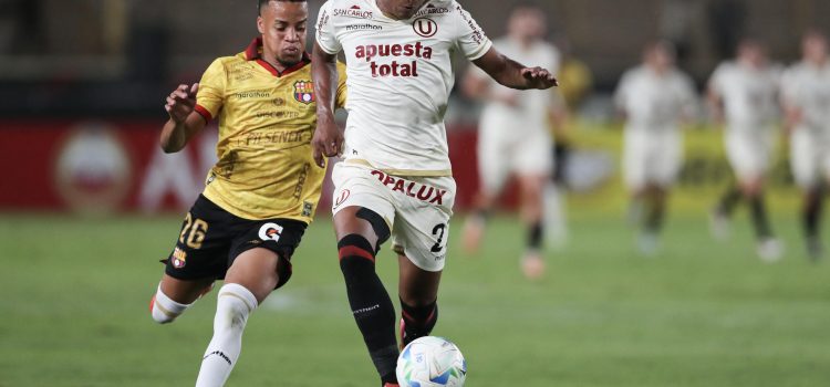 José Carabalí (i), de Universitario, disputa un balón con Byron Castillo, de Barcelona, en un partido de la fase de grupos de la Copa Libertadores entre Universitario y Barcelona SC en el estadio Monumental U Marathon en Lima (Perú). EFE/ Paolo Aguilar