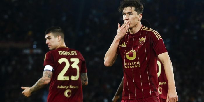 El jugador del Roma Eldor Shomurodov jcelebra con sus compañeros el 1-1 durante el partido de la Serie A que han jugado AS Roma y Juventus FC en el Olímpico de Roma Italia. EFE/EPA/ANGELO CARCONI