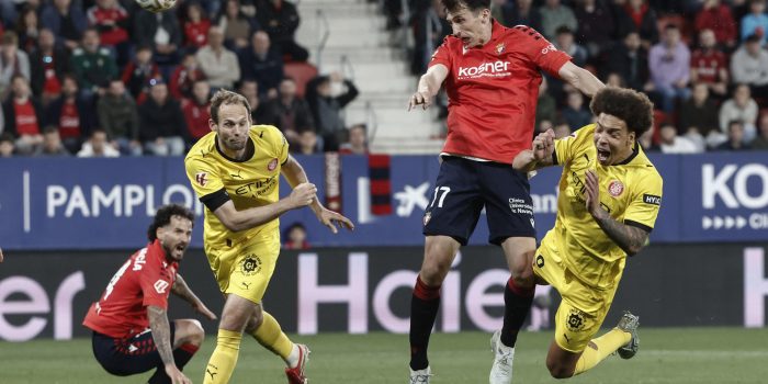 El delantero de Osasuna Ante Budimir remata para marcar gol contra el Girona, durante el partido de la jornada 29 de LaLiga EA Sports entre Osasuna y Girona, este sábado en el estadio El Sadar en Pamplona.-EFE/ Jesús Diges