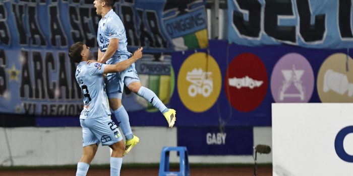 Francisco González salta de júbilo tras anotar el segundo gol de O'Higgins y celebra junto a su compañero Bastián Yáñez este martes durante un partido de la Copa Sudamericana ante Millonarios en el estadio El Teniente, en Rancagua (Chile). EFE/ Osvaldo Villarroel