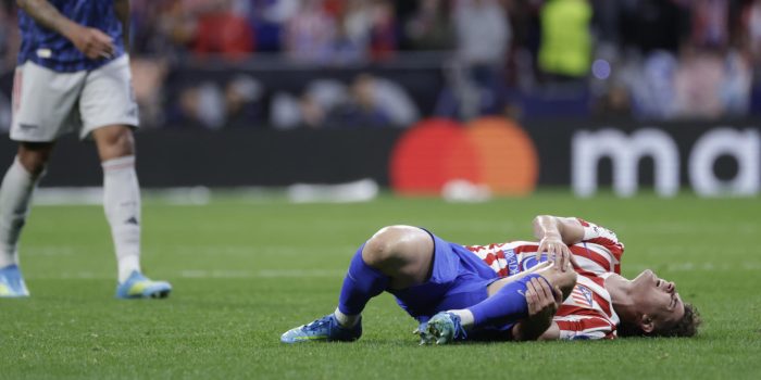 Julián Alvarez se duele en el suelo ante el Arsenal. EFE/Juanjo Martín