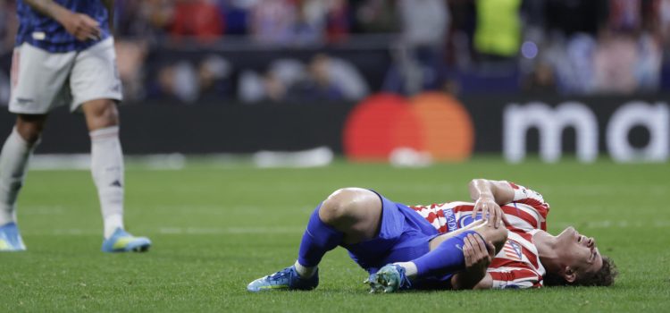 Julián Alvarez se duele en el suelo ante el Arsenal. EFE/Juanjo Martín