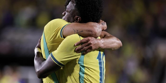 Vinicius Junior es abrazado por Matheus Cunha tras un gol de Brasil anotado este miércoles en Orlando (Florida) a la selección de Croacia durante un partido de preparación para el Mundial. EFE/EPA/CRISTOBAL HERRERA-ULASHKEVICH