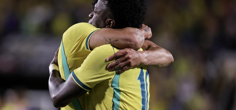 Vinicius Junior es abrazado por Matheus Cunha tras un gol de Brasil anotado este miércoles en Orlando (Florida) a la selección de Croacia durante un partido de preparación para el Mundial. EFE/EPA/CRISTOBAL HERRERA-ULASHKEVICH