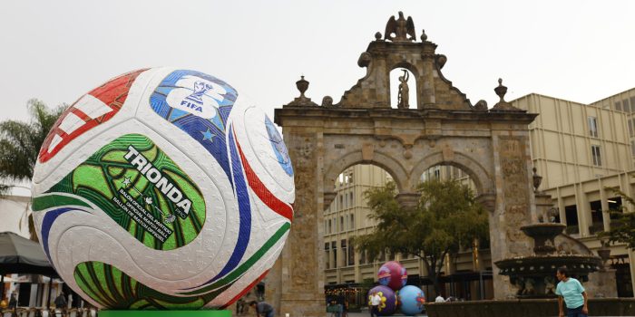 Un centenar de esculturas de balones como el de la fotografía fueron instaladas en las calles de Guadalajara para prender la fiebre mundialista en una de las sedes del Mundial. EFE/ Francisco Guasco
