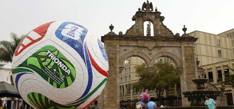 Un centenar de esculturas de balones como el de la fotografía fueron instaladas en las calles de Guadalajara para prender la fiebre mundialista en una de las sedes del Mundial. EFE/ Francisco Guasco