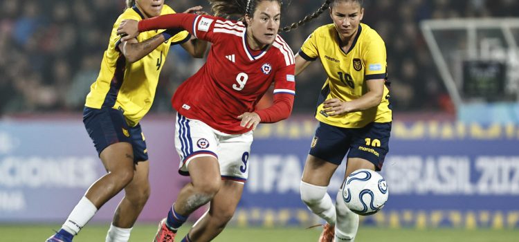 Sonya Keefe (c), de Chile, disputa un balón con Justine Cuadra (i) y Ligia Moreira, de Ecuador, en un partido de la Liga de Naciones entre Chile y Ecuador en el estadio Nacional en Santiago (Chile). EFE/ Osvaldo Villarroel