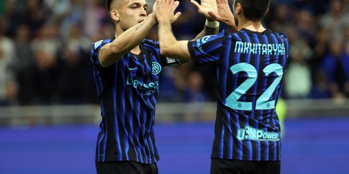 El jugador del Inter Henrikh Mkhitaryan (d) celebra con su compañero Lautaro Martinez el 2-0 durante el partido de la Serie A que han jugado Inter Milan y Parma Calcio en Milan, Italia) EFE/EPA/MATTEO BAZZI