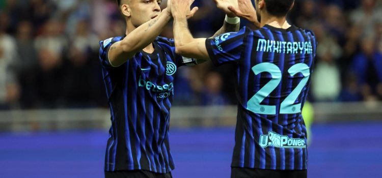 El jugador del Inter Henrikh Mkhitaryan (d) celebra con su compañero Lautaro Martinez el 2-0 durante el partido de la Serie A que han jugado Inter Milan y Parma Calcio en Milan, Italia) EFE/EPA/MATTEO BAZZI