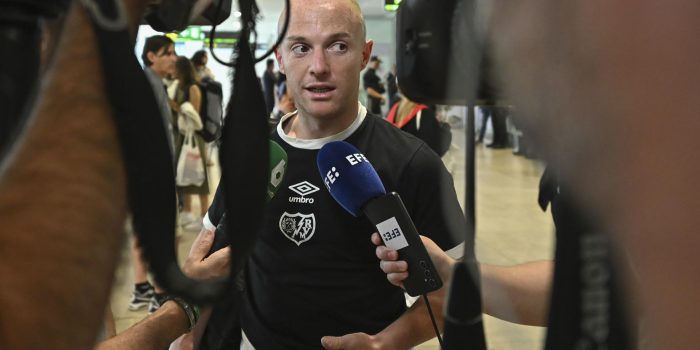 El centrocampista del Rayo Vallecano 'Isi' Palazón a la llegada del conjunto al aeropuerto Adolfo Suárez-Barajas, tras su derrota en la final de la Liga Conferencia que disputaron este miércoles ante el Crystal Palace en el Estadio Leipzig (Alemania). EFE/ Fernando Villar