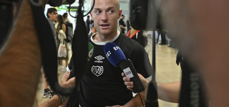 El centrocampista del Rayo Vallecano 'Isi' Palazón a la llegada del conjunto al aeropuerto Adolfo Suárez-Barajas, tras su derrota en la final de la Liga Conferencia que disputaron este miércoles ante el Crystal Palace en el Estadio Leipzig (Alemania). EFE/ Fernando Villar
