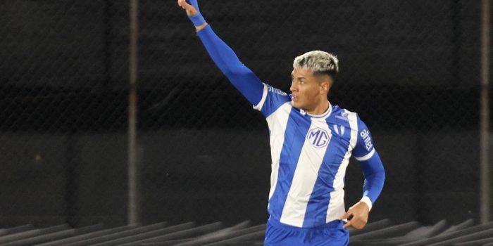 Fernando Mimbacas, de Juventud, festeja un gol en un partido de la fase de grupos de la Copa Sudamericana entre Juventud y Puerto Cabello en el Estadio Centenario de Montevideo (Uruguay). EFE/Gastón Britos