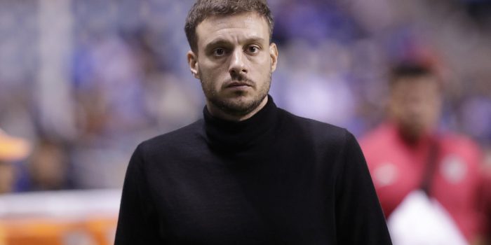 Martín Anselmi, entrenador de Cruz Azul, durante un partido de la Liga MX, disputado en el estadio Cuauhtémoc, en Puebla (México). Archivo. EFE/ Hilda Ríos